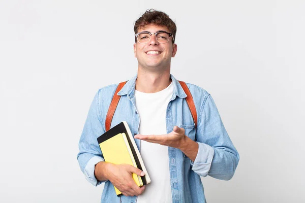 Jovem Bonito Homem Sorrindo Alegremente Sentindo Feliz Mostrando Conceito Conceito — Fotografia de Stock