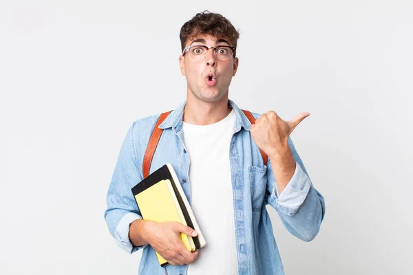 Jovem Homem Bonito Olhando Espantado Descrença Conceito Estudante Universitário — Fotografia de Stock