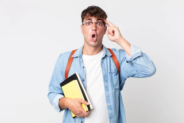 Jovem Bonito Homem Olhando Surpreso Percebendo Novo Pensamento Ideia Conceito — Fotografia de Stock