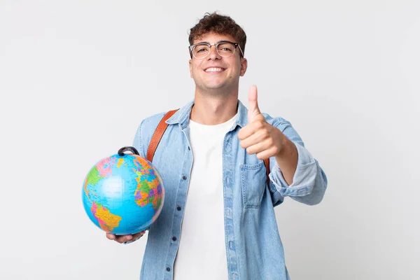 Jovem Homem Bonito Sentindo Orgulhoso Sorrindo Positivamente Com Polegares Para — Fotografia de Stock