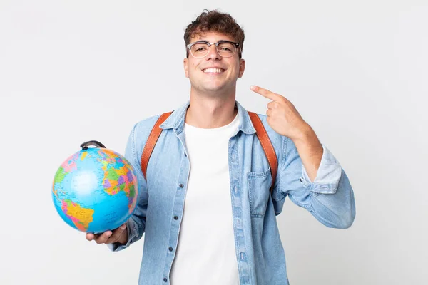 Jovem Bonito Homem Sorrindo Confiantemente Apontando Para Próprio Sorriso Largo — Fotografia de Stock