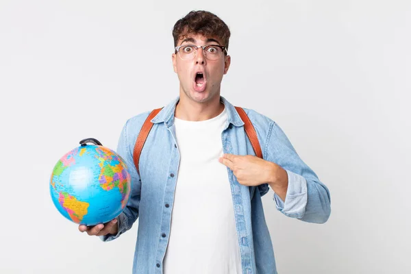 Joven Hombre Guapo Mirando Sorprendido Sorprendido Con Boca Abierta Apuntando —  Fotos de Stock