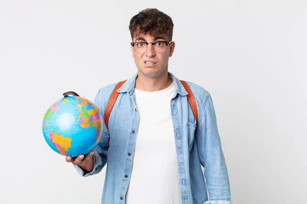 Jovem Homem Bonito Sentindo Perplexo Confuso Estudante Segurando Mapa Mundo — Fotografia de Stock