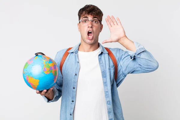 Jovem Bonito Homem Gritando Com Mãos Estudante Segurando Mapa Mundo — Fotografia de Stock