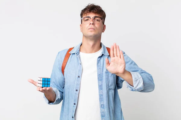 Ung Stilig Man Ser Allvarlig Visar Öppen Handflata Gör Stopp — Stockfoto