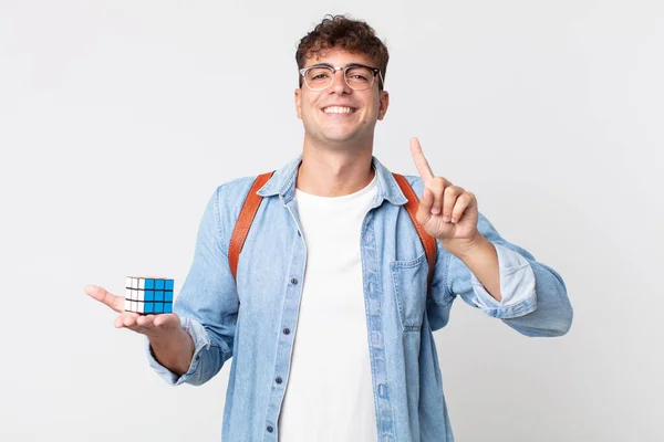 Jonge Knappe Man Glimlachend Vriendelijk Toont Nummer Één Intelligence Game — Stockfoto