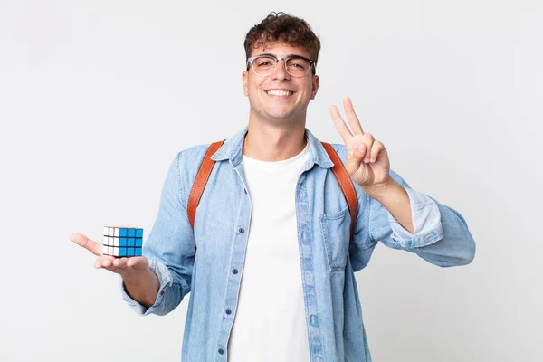 Jonge Knappe Man Glimlachend Vriendelijk Toont Nummer Twee Intelligence Game — Stockfoto