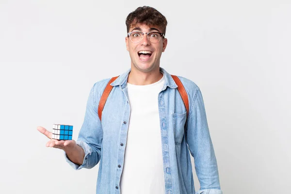 Ung Stilig Man Ser Glad Och Positivt Överraskad Intelligens Spel — Stockfoto