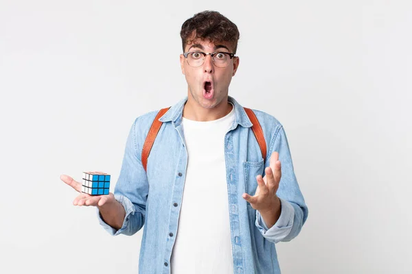 Joven Hombre Guapo Sentirse Extremadamente Sorprendido Sorprendido Concepto Juego Inteligencia — Foto de Stock