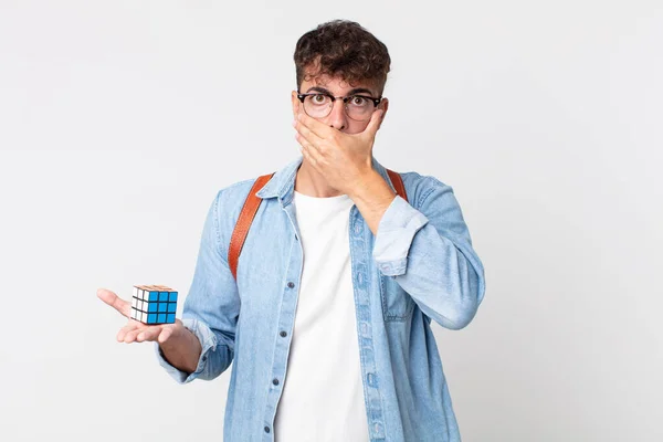 Ung Stilig Man Täcker Munnen Med Händerna Med Chock Intelligens — Stockfoto