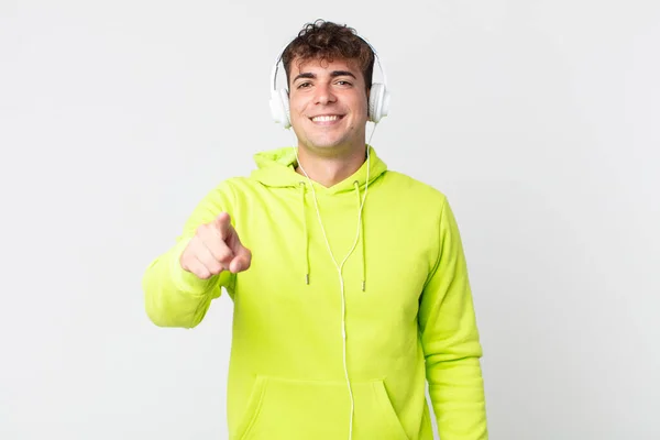 Jovem Homem Bonito Apontando Para Câmera Escolhendo Você Fones Ouvido — Fotografia de Stock