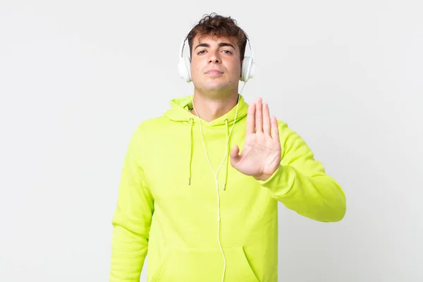 Jovem Bonito Homem Olhando Sério Mostrando Aberto Palma Fazendo Parar — Fotografia de Stock