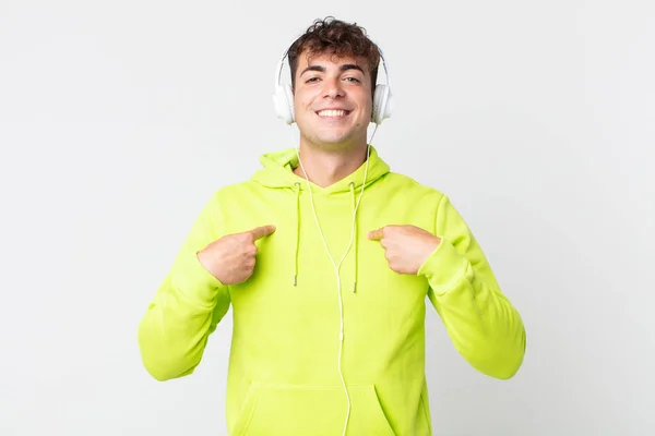 Młody Przystojny Mężczyzna Uczucie Szczęśliwy Wskazując Siebie Podekscytowany Słuchawki — Zdjęcie stockowe