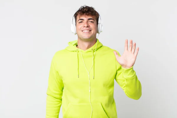 Jovem Bonito Homem Sorrindo Feliz Acenando Mão Acolhendo Cumprimentando Você — Fotografia de Stock