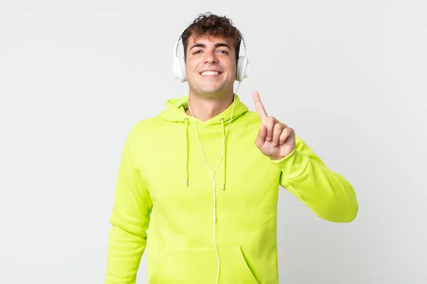 Joven Hombre Guapo Sonriendo Buscando Amigable Mostrando Número Uno Auriculares — Foto de Stock