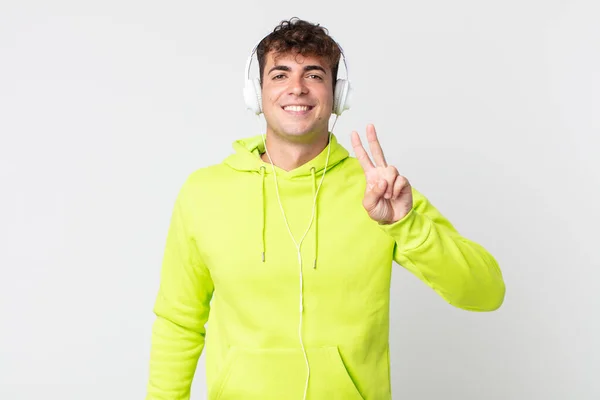 Jovem Bonito Homem Sorrindo Olhando Amigável Mostrando Número Dois Fones — Fotografia de Stock