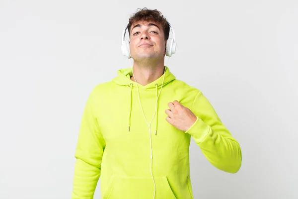 Mladý Pohledný Muž Vypadá Arogantní Úspěšný Pozitivní Hrdý Sluchátka — Stock fotografie