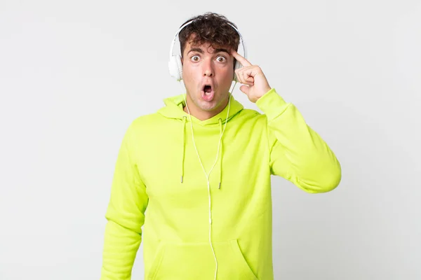 Joven Hombre Guapo Mirando Sorprendido Realizando Nuevo Pensamiento Idea Concepto — Foto de Stock