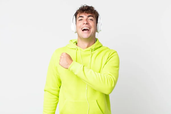 Joven Guapo Hombre Sintiéndose Feliz Frente Desafío Celebración Auriculares —  Fotos de Stock