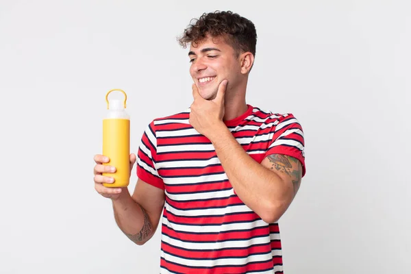 Joven Hombre Guapo Sonriendo Feliz Soñando Despierto Dudando Sosteniendo Termo — Foto de Stock