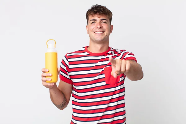 Joven Hombre Guapo Apuntando Cámara Elegirte Sosteniendo Termo Café — Foto de Stock