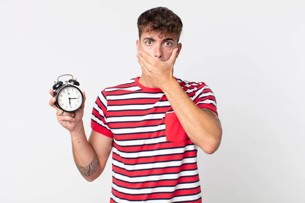 Ung Stilig Man Täcker Munnen Med Händerna Med Chockad Och — Stockfoto