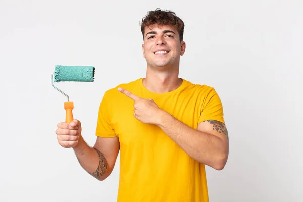 Jovem Bonito Homem Sorrindo Alegremente Sentindo Feliz Apontando Para Lado — Fotografia de Stock