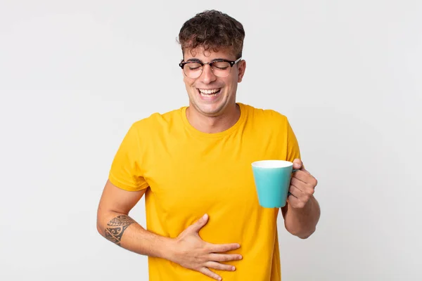 Mladý Pohledný Muž Hlasitě Zasměje Nějakému Vtipu Drží Šálek Kávy — Stock fotografie