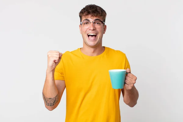 Jovem Homem Bonito Sentindo Chocado Rindo Celebrando Sucesso Segurando Uma — Fotografia de Stock