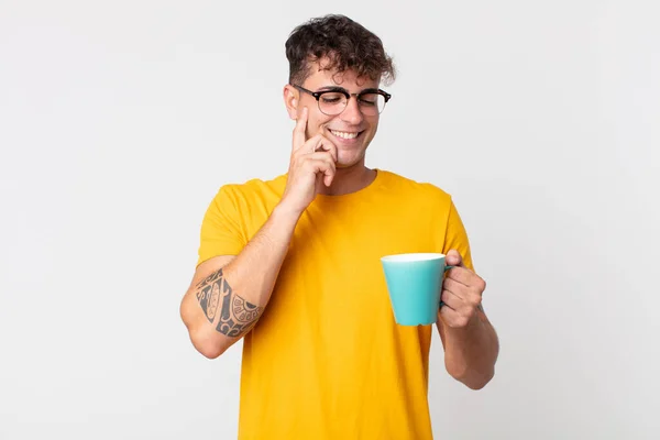 Jovem Homem Bonito Sorrindo Com Uma Expressão Feliz Confiante Com — Fotografia de Stock