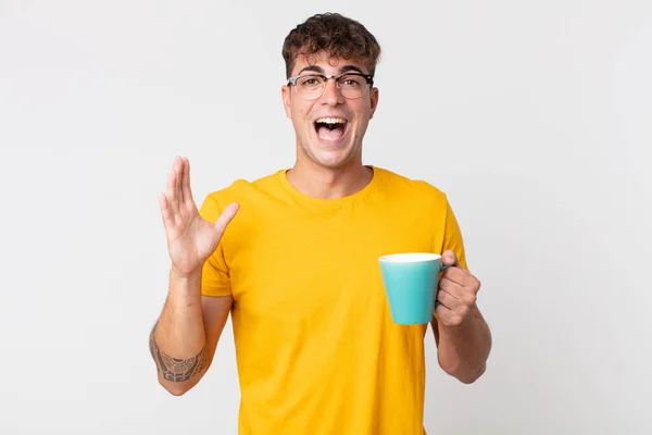 Jovem Homem Bonito Sentindo Feliz Surpreso Com Algo Inacreditável Segurando — Fotografia de Stock