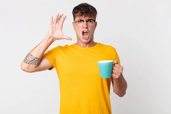 Jovem Homem Bonito Gritando Com Mãos Segurando Uma Xícara Café — Fotografia de Stock