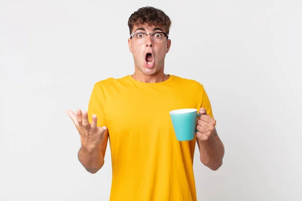 Mladý Pohledný Muž Cítí Velmi Šokován Překvapen Drží Šálek Kávy — Stock fotografie