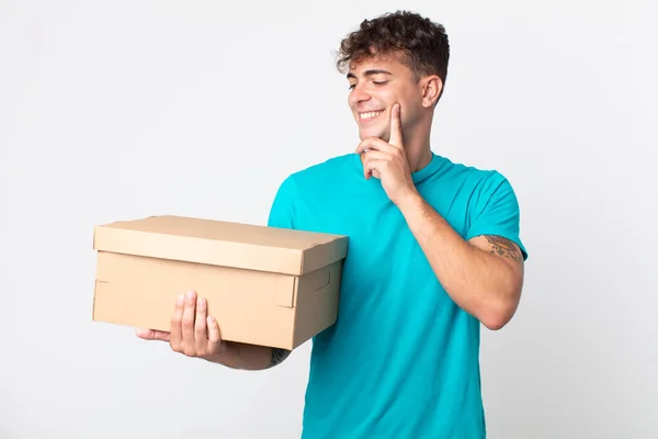 Jovem Bonito Homem Sorrindo Feliz Sonhando Acordado Duvidar Segurando Uma — Fotografia de Stock