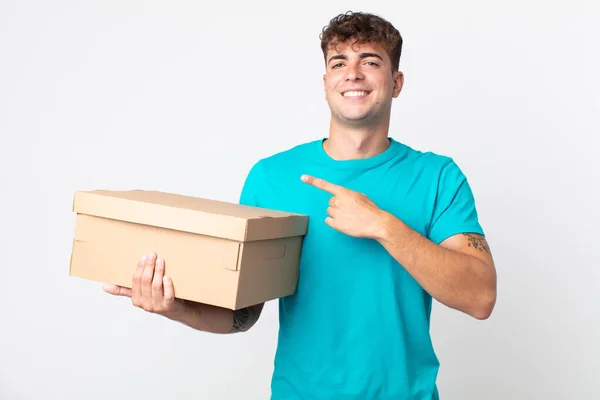 Jovem Bonito Homem Sorrindo Alegremente Sentindo Feliz Apontando Para Lado — Fotografia de Stock