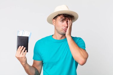 Genç yakışıklı bir adam bıkkın, hayal kırıklığına uğramış ve yorucu bir geceden sonra uykulu hissediyor. Elinde pasaportu olan bir yolcu.