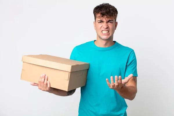 Jovem Bonito Homem Olhando Irritado Irritado Frustrado Segurando Uma Caixa — Fotografia de Stock