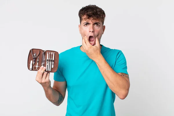 Jovem Homem Bonito Com Boca Olhos Bem Abertos Mão Queixo — Fotografia de Stock