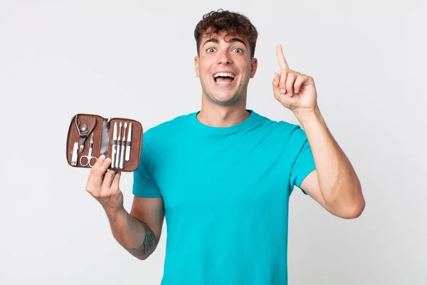 Jovem Homem Bonito Sentindo Como Gênio Feliz Animado Depois Perceber — Fotografia de Stock