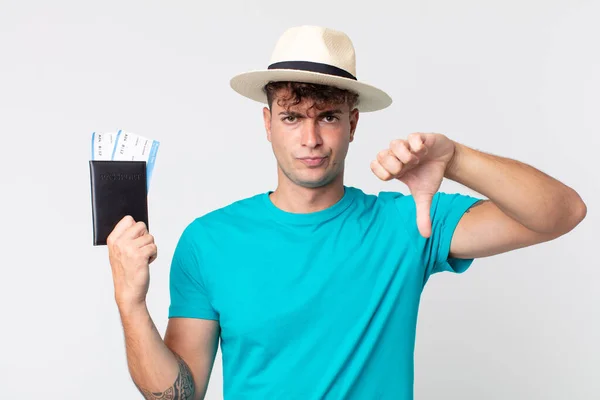 Jonge Knappe Man Die Boos Duimen Naar Beneden Laat Zien — Stockfoto