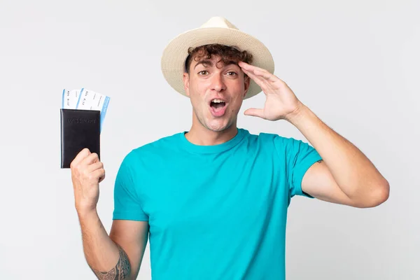 Joven Hombre Guapo Buscando Feliz Asombrado Sorprendido Viajero Con Pasaporte —  Fotos de Stock