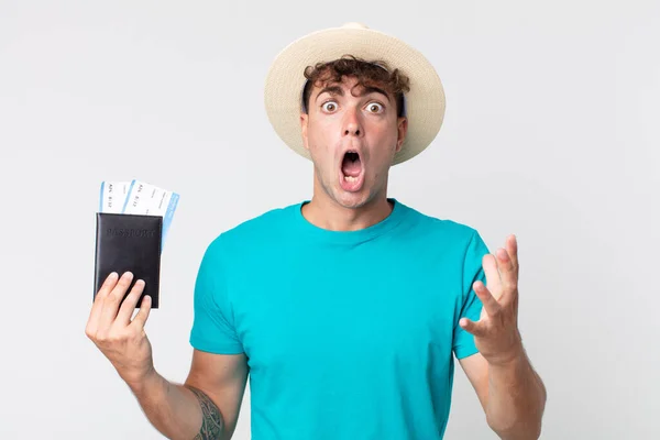 Joven Hombre Guapo Sentirse Extremadamente Sorprendido Sorprendido Viajero Con Pasaporte — Foto de Stock