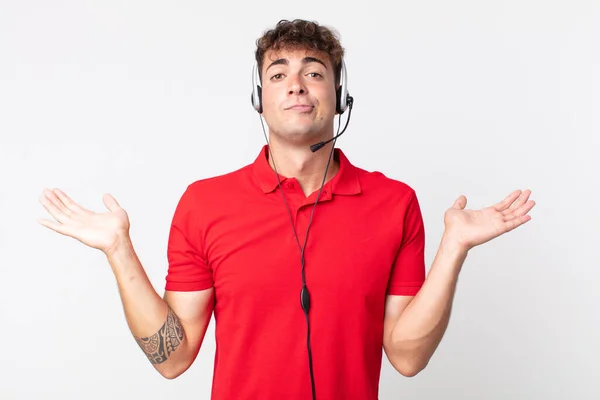 Joven Hombre Guapo Sintiéndose Desconcertado Confundido Dudando Concepto Telemarketer — Foto de Stock