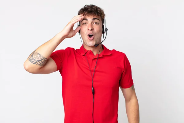 Joven Hombre Guapo Buscando Feliz Asombrado Sorprendido Concepto Telemarketer — Foto de Stock