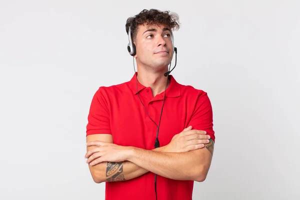 Joven Hombre Guapo Encogiéndose Hombros Sintiéndose Confundido Incierto Concepto Telemarketer — Foto de Stock