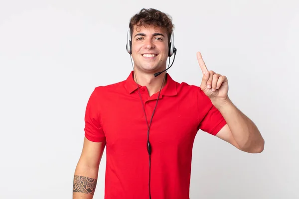 Jeune Homme Beau Sourire Air Amical Montrant Numéro Concept Télévendeur — Photo