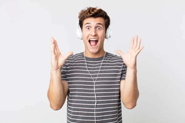 Jovem Homem Bonito Sentindo Feliz Espantado Com Algo Inacreditável Ouvir — Fotografia de Stock
