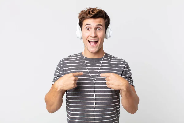 Joven Guapo Hombre Sintiéndose Feliz Apuntando Mismo Con Emocionado Escuchar — Foto de Stock