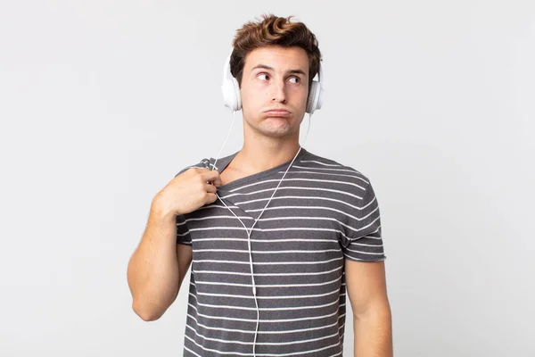 Jovem Homem Bonito Sentindo Estressado Ansioso Cansado Frustrado Ouvir Música — Fotografia de Stock