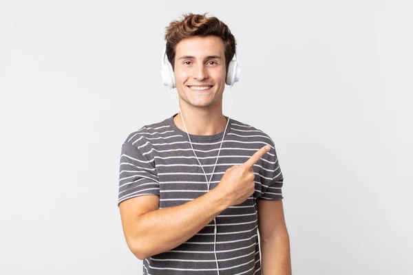 Genç Yakışıklı Adam Neşeyle Gülümsüyor Mutlu Hissediyor Bir Tarafı Işaret — Stok fotoğraf